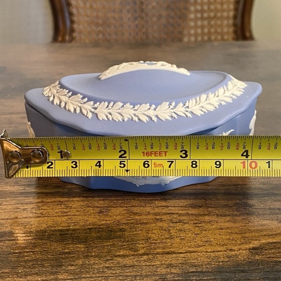 Wedgwood Jasperware Trinket Box With Lid Vintage Cherubs Cream On Blue - Picture 8 of 9